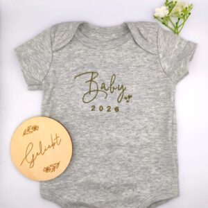 Alternative view of Baby Body mit Text aus 100 % Baumwolle – bestickt mit Namen oder Text