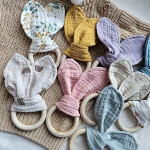 Alternative view of Greifling Musselin mit Namen, personalisiert – Baby Greifling aus Holz & Baumwolle – Geschenk zur Geburt & Taufe