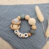 Baby Greifling mit Namen - Babyrassel - Geschenk zur Geburt-Handgefertigt & BPA-frei