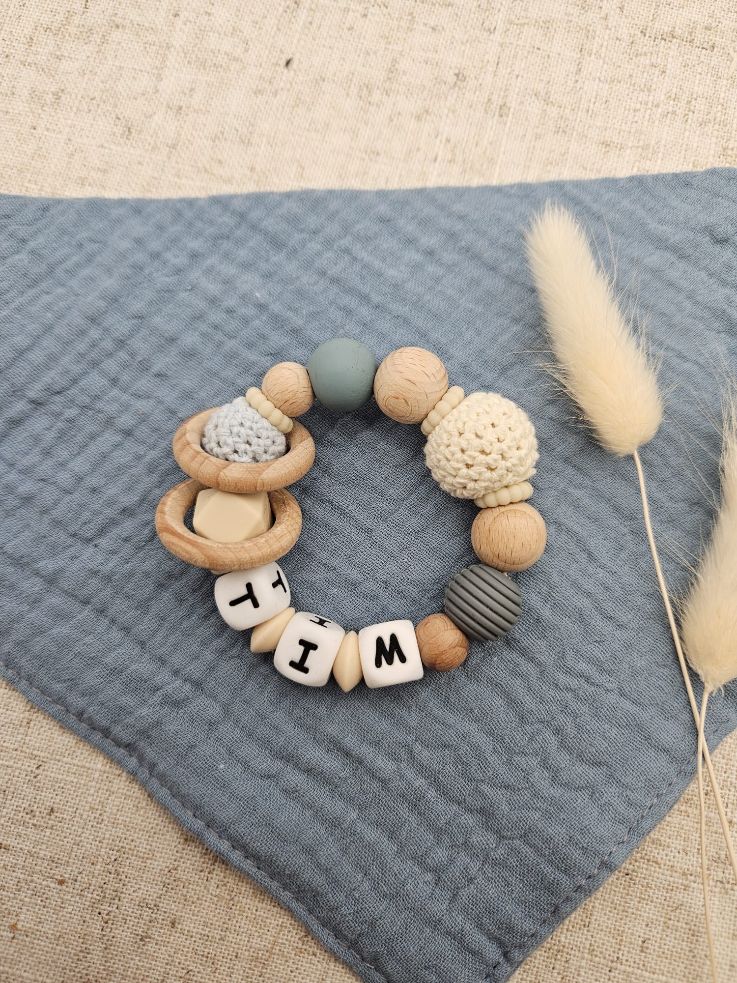 Baby Greifling mit Namen - Babyrassel - Geschenk zur Geburt-Handgefertigt & BPA-frei