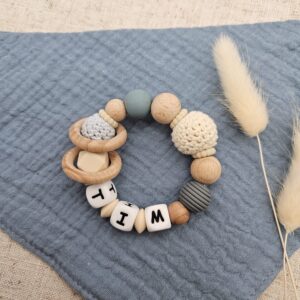 Alternative view of Baby Greifling mit Namen - Babyrassel - Geschenk zur Geburt-Handgefertigt & BPA-frei