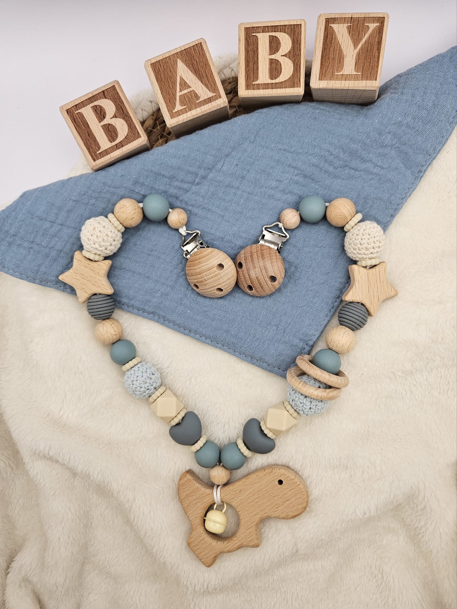 Personalisierte Kinderwagenkette für Jungen mit Namen – Grau Blau mit Sternen | BPA-frei