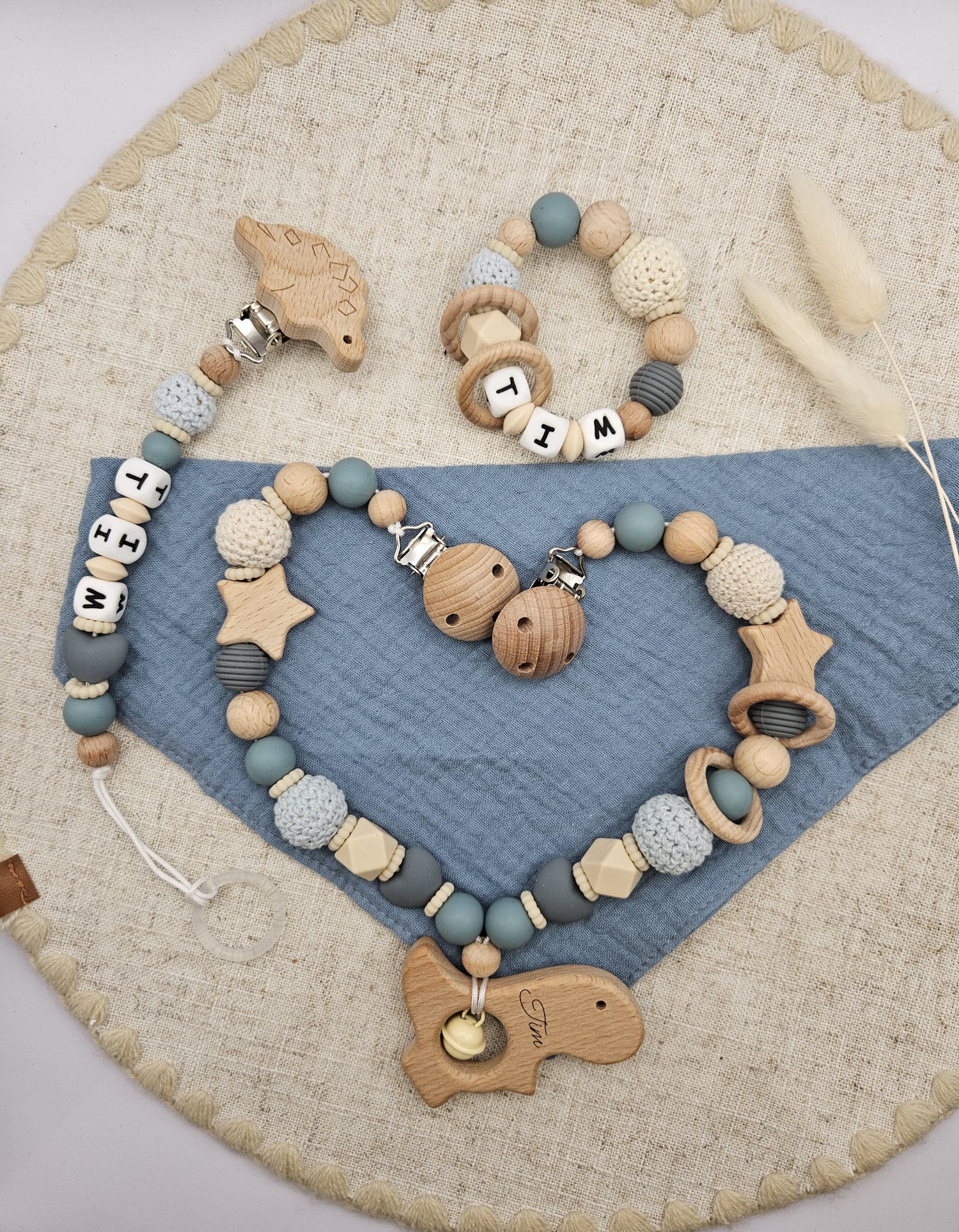 Modernes 3-teiliges Baby Set mit Namen. Kinderwagenkette, Schnullerkette & Greifling, BPA-frei & sicher - Image 4