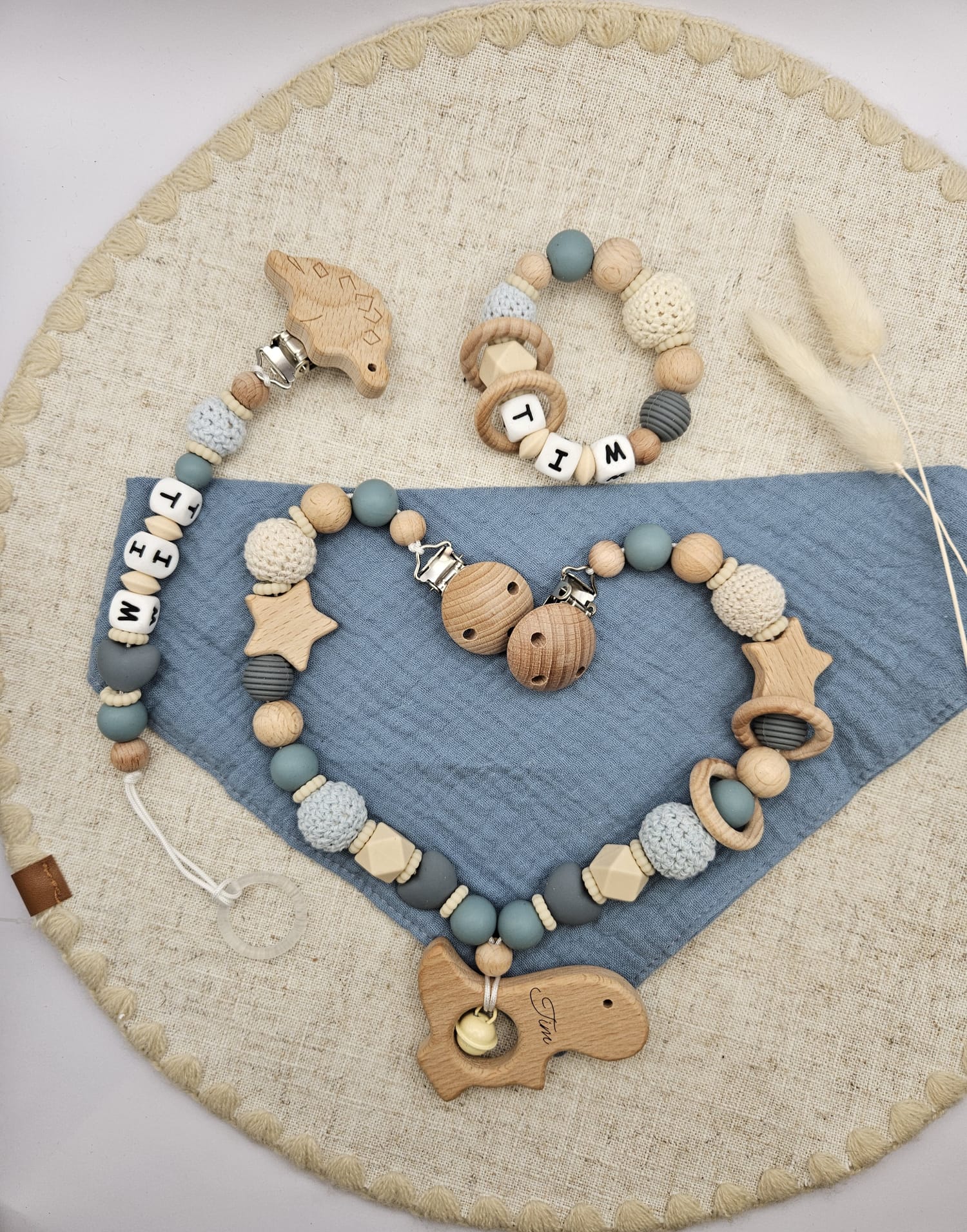 Modernes 3-teiliges Baby Set mit Namen. Kinderwagenkette, Schnullerkette & Greifling, BPA-frei & sicher