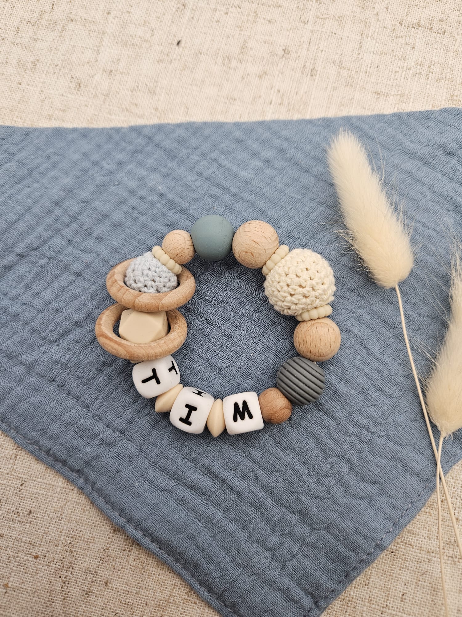 Modernes 3-teiliges Baby Set mit Namen. Kinderwagenkette, Schnullerkette & Greifling, BPA-frei & sicher - Image 3