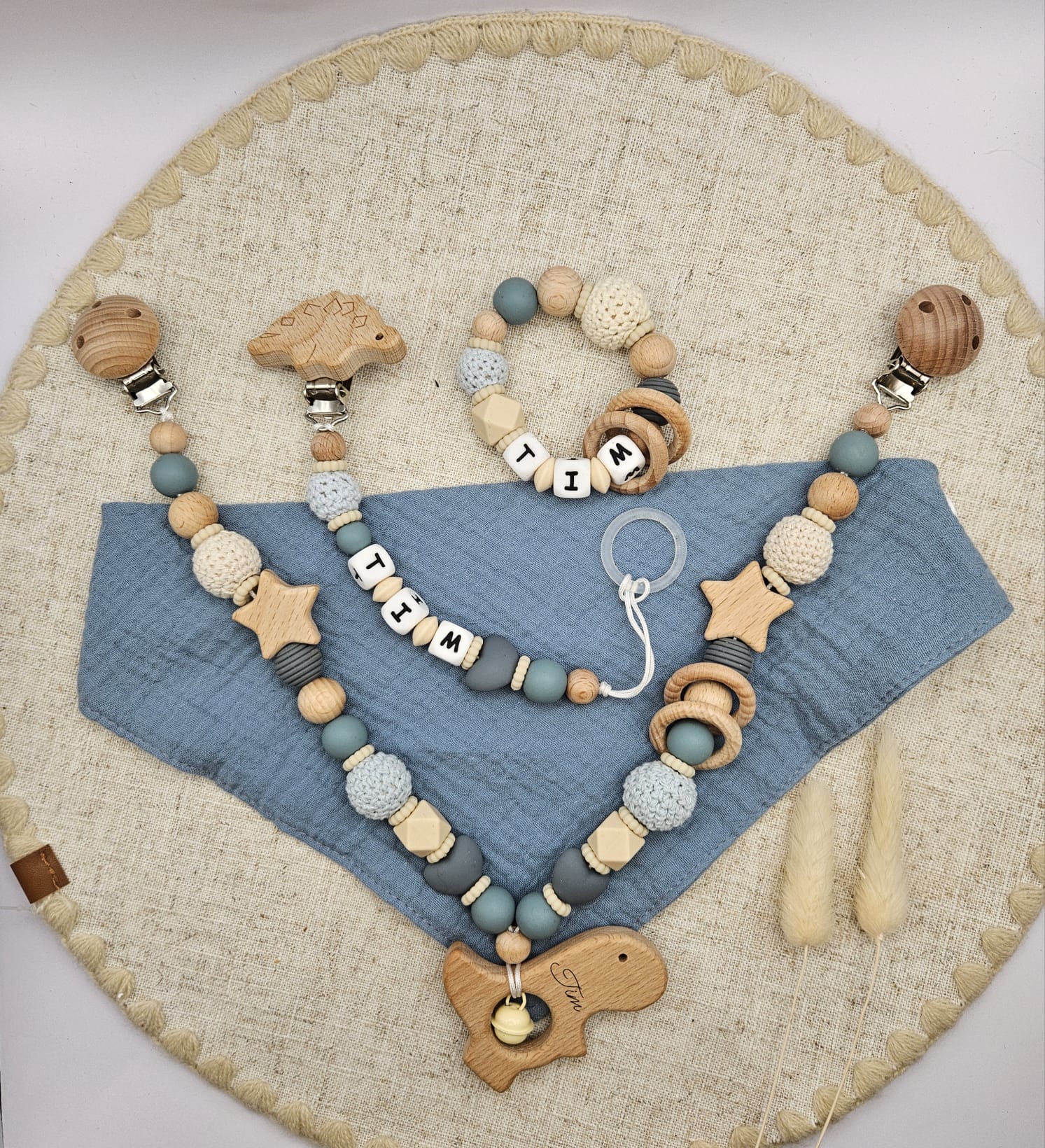 Modernes 3-teiliges Baby Set mit Namen. Kinderwagenkette, Schnullerkette & Greifling, BPA-frei & sicher - Image 5