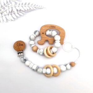 Personalisiertes Baby Geschenkset mit Gravur – Schnullerkette mit Namen & Greifling im Marmor-Design – Geschenk zur Geburt, Taufe, Babyparty