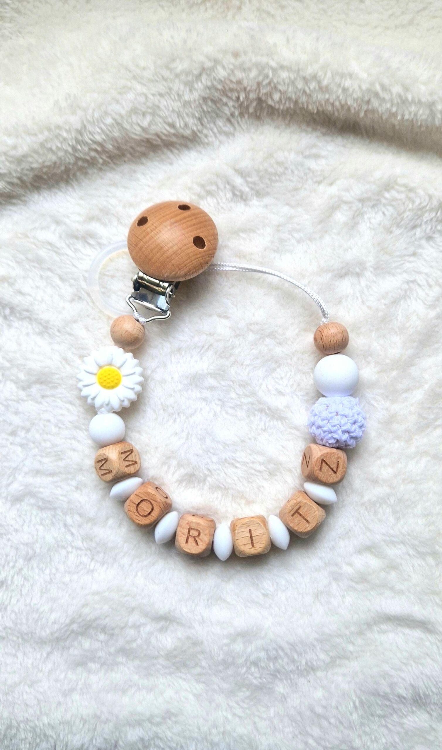 Personalisierte Schnullerkette weiß mit Blume und Namen – Handgefertigte Babygeschenke – Holzbuchstaben – Individuelles Geschenk zur Geburt