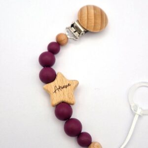 Personalisierte Schnullerkette mit Namen | Weinrot | Babygeschenk zur Geburt & Taufe | Handgefertigter Schnullerhalter BPA-frei | Mit Namensgravur