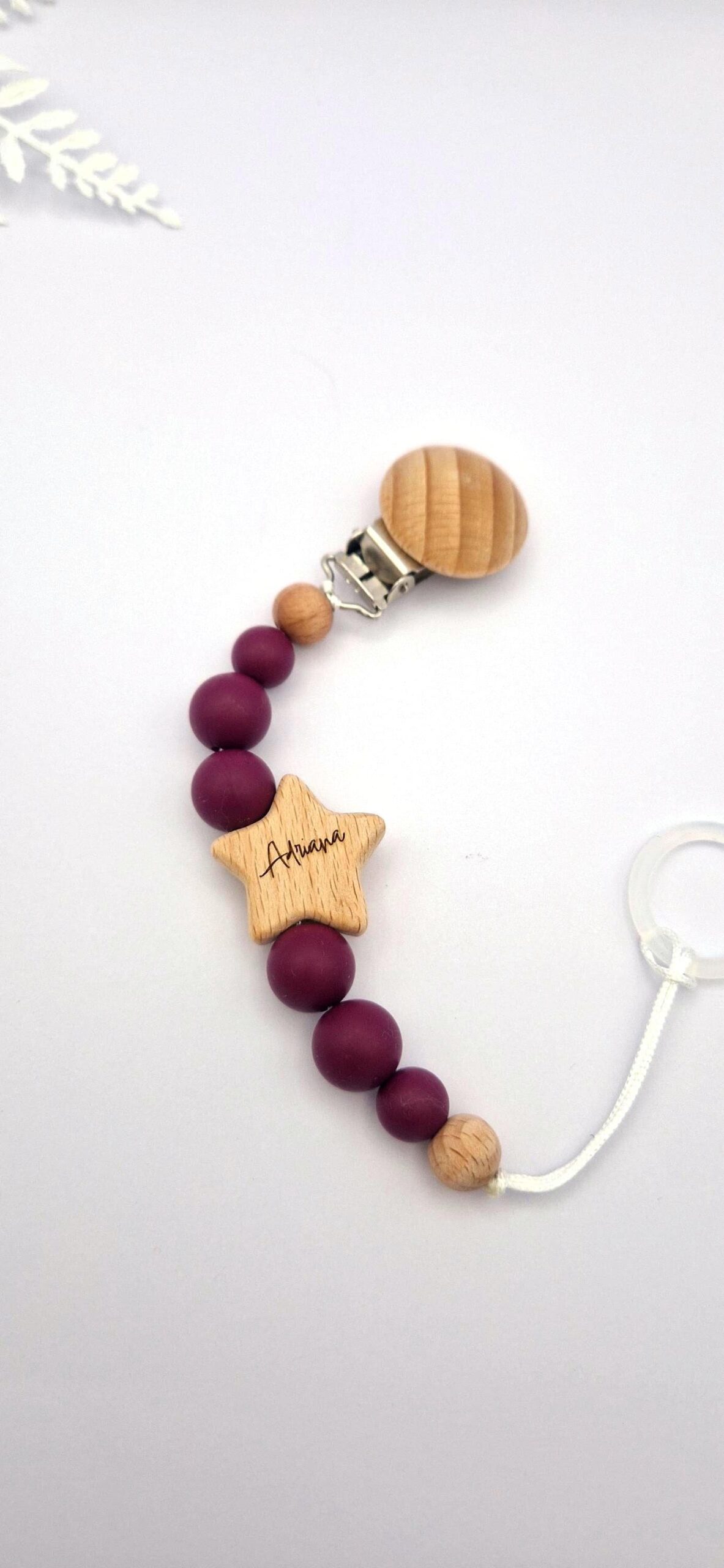 Personalisierte Schnullerkette mit Namen | Weinrot | Babygeschenk zur Geburt & Taufe | Handgefertigter Schnullerhalter BPA-frei | Mit Namensgravur