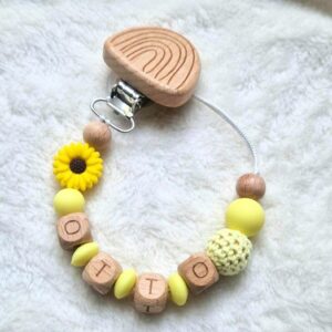 Personalisierte Schnullerkette gelb mit Blume und Namen – Handgefertigte Babygeschenke – Holzbuchstaben – Individuelles Geschenk zur Geburt