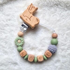 Personalisierte Schnullerkette grün mit Blume & Namen – Handgefertigte Babygeschenke – Holzbuchstaben – Individuelles Geschenk zur Geburt